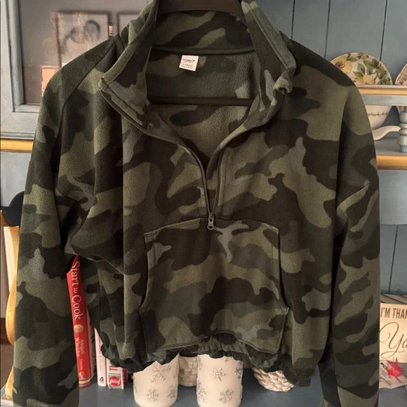 Old Navy Active Camouflage Pullover - Picture 4 of 4